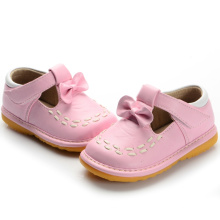 Chica Squeaky de los zapatos del bebé rosado del arco (los EEUU 3-9)